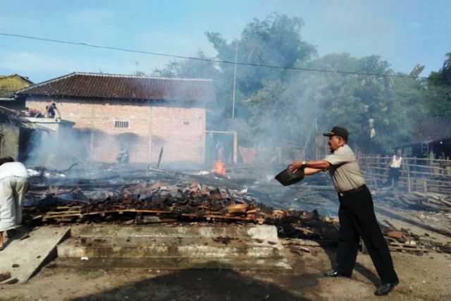 Rumah di Bakar Gara-Gara Tidak di Belikan HP