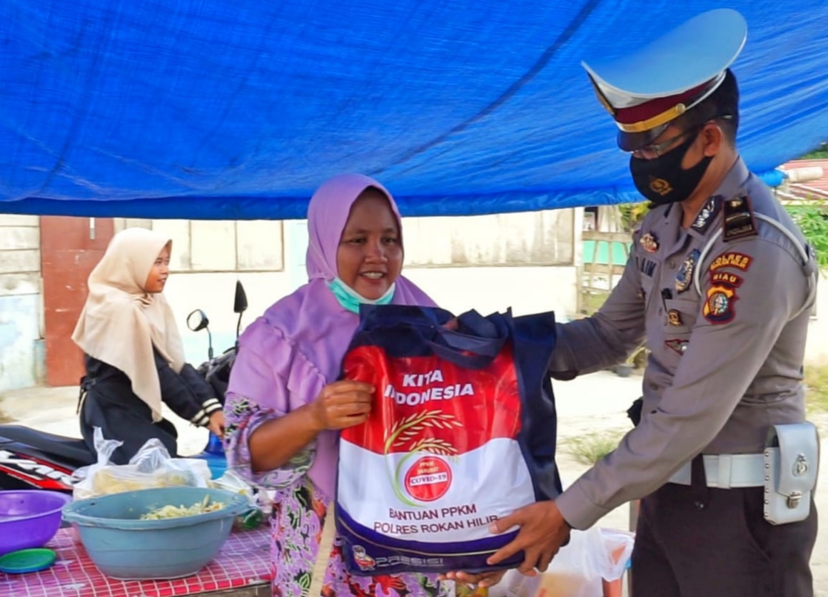 Satlantas Polres Rohil Berbagi Sembako Kepada Warga Kurang Mampu Dimasa Pandemi