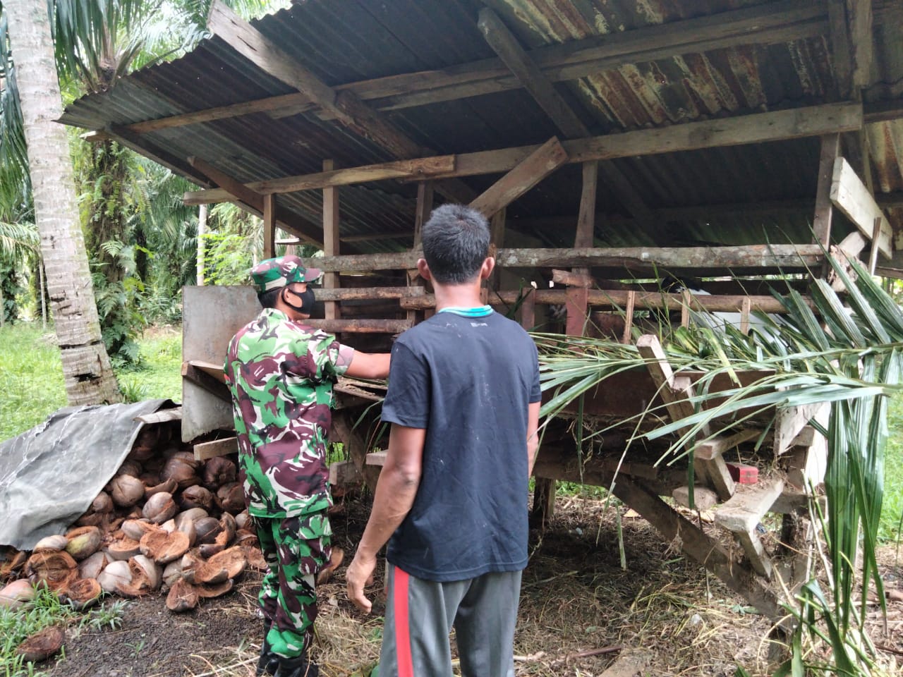 Sertu Sugianto Bantu Cek Kesehatan Hewan Ternak