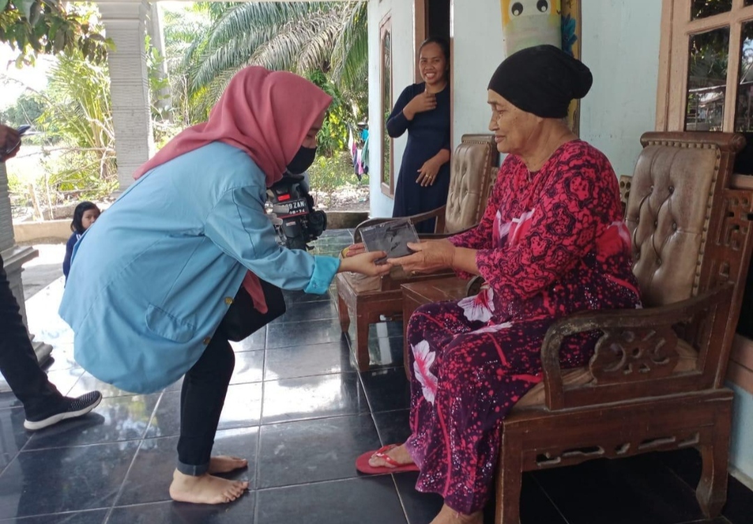 Tim KKN Balek Kampung Desa Kualu Buat Masker Serta Membagikannya Kepada Warga