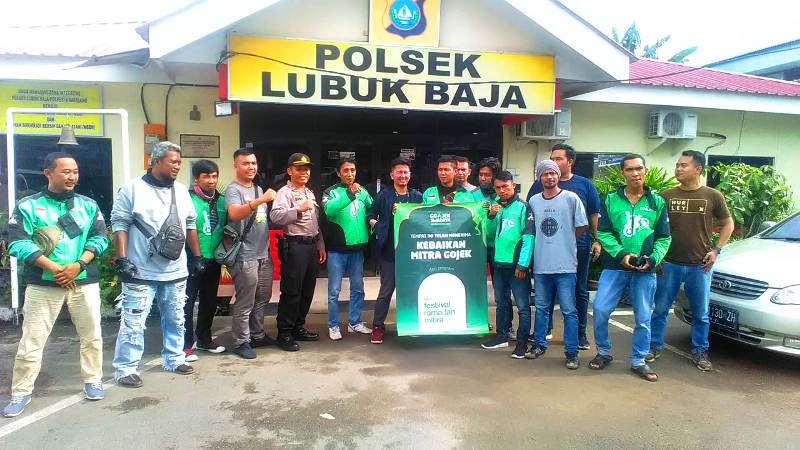 Gojek Online Batam Bagikan Sembako