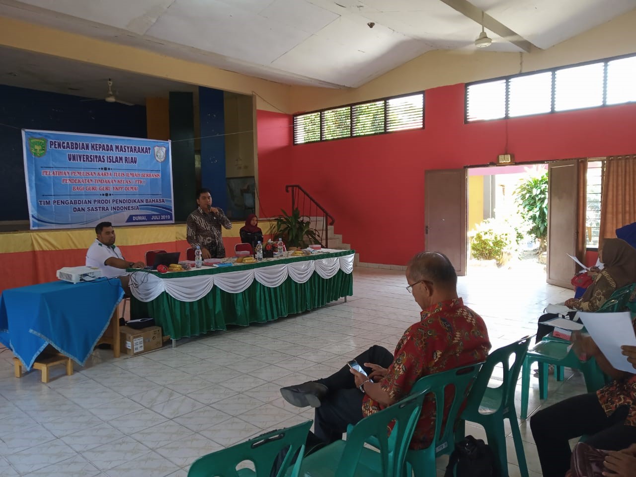 Tim Dosen PBSI UIR Edukasi Guru SMP YKPP Kota Dumai Menulis Artikel Ilmiah