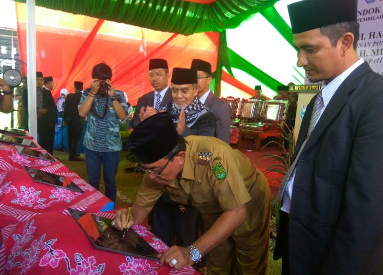 Bupati Inhil Resmikan Dua Bangunan di Pondok Modern Al-Imtinan Putri