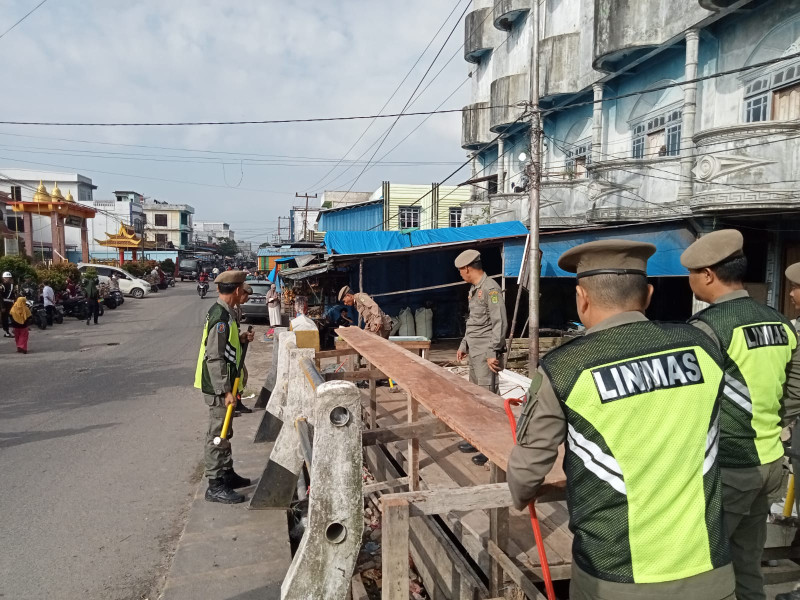 Satpol PP Inhil Tertibkan PKL Yang Melanggar Perda
