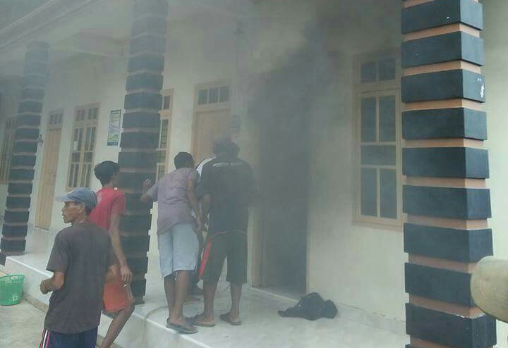 Sigap, Petugas Damkar Gagalkan Kebakaran Kontrakan di Tembilahan