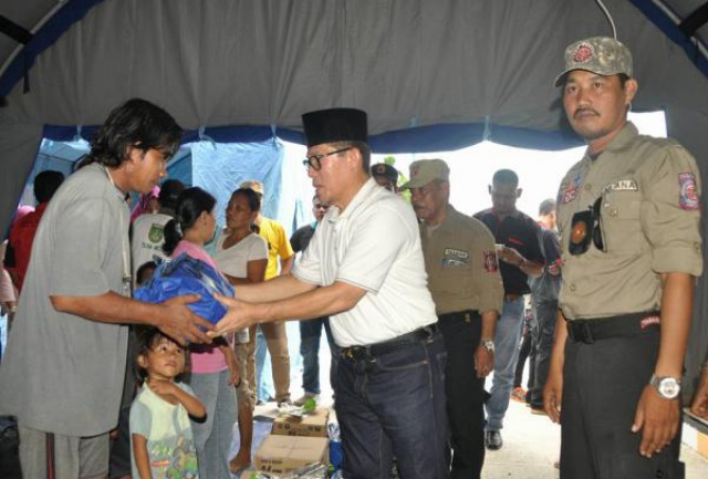 Wako Dumai Serahkan Bantuan Korban Banjir di Kelurahan Bumi Ayu