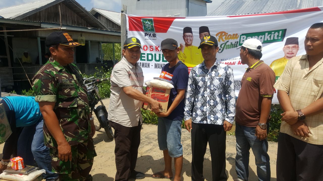 DPC PKB Inhil Serahkan Bantuan untuk Korban Kebakaran Desa Bekawan