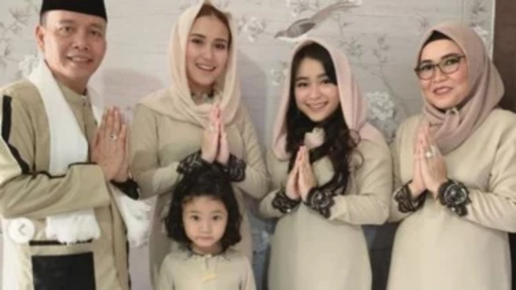 Unggah Foto Lebaran, Putri Ayu Ting Ting Jadi Sorotan