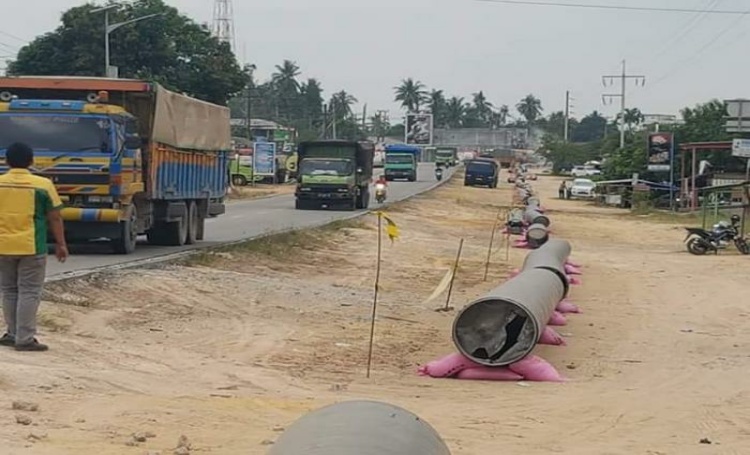 Pekerjaan Penggalian Pipa Tranmisi di Dumai, Tinggalkan Kerusakan Fasilitas Umum