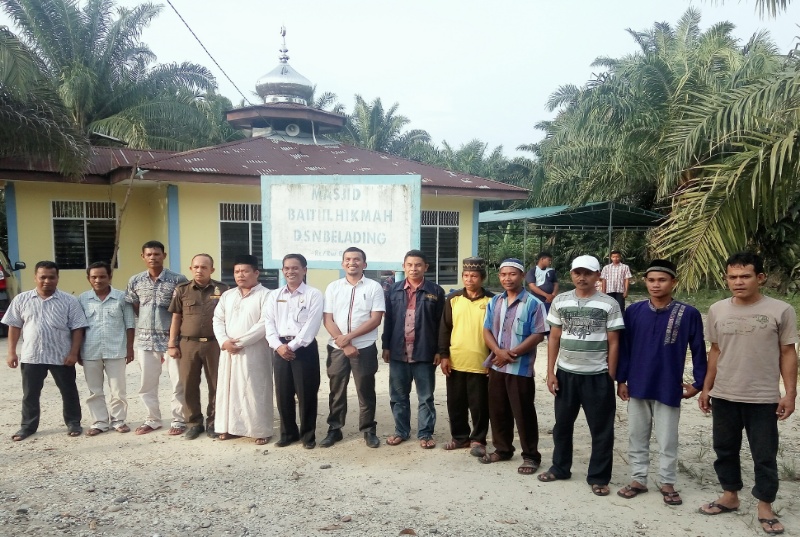 Camat Bathin Solapan Berikan Seekor Sapi Kepada Pengurus Masjid Baitul Hikmah