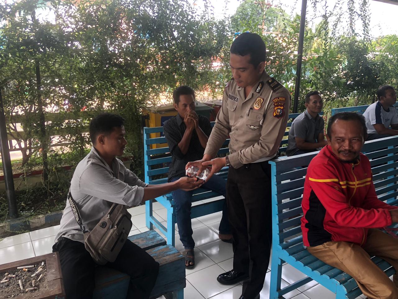 Cegah Corona, Satlantas Polres Rohul Lakban Kursi sebagai Pembatas Jarak