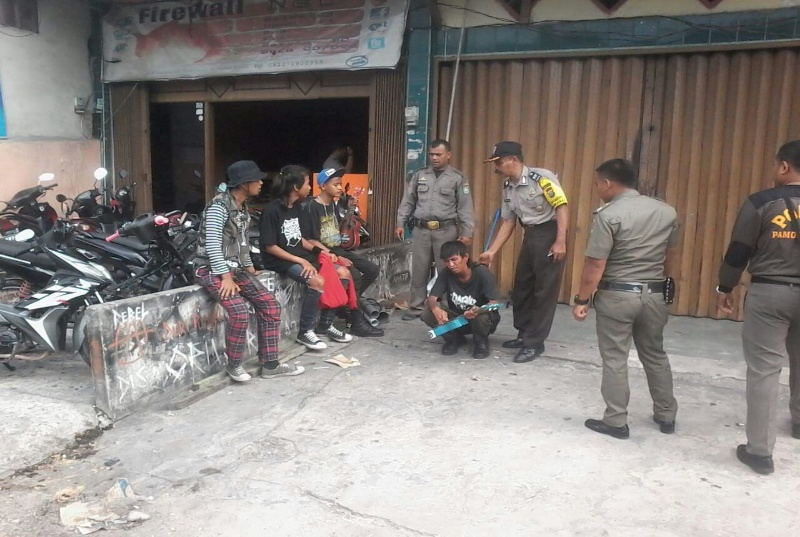 Satpol PP Melakukan Operasi  Penertiban Anak Punk Dan Pengemis