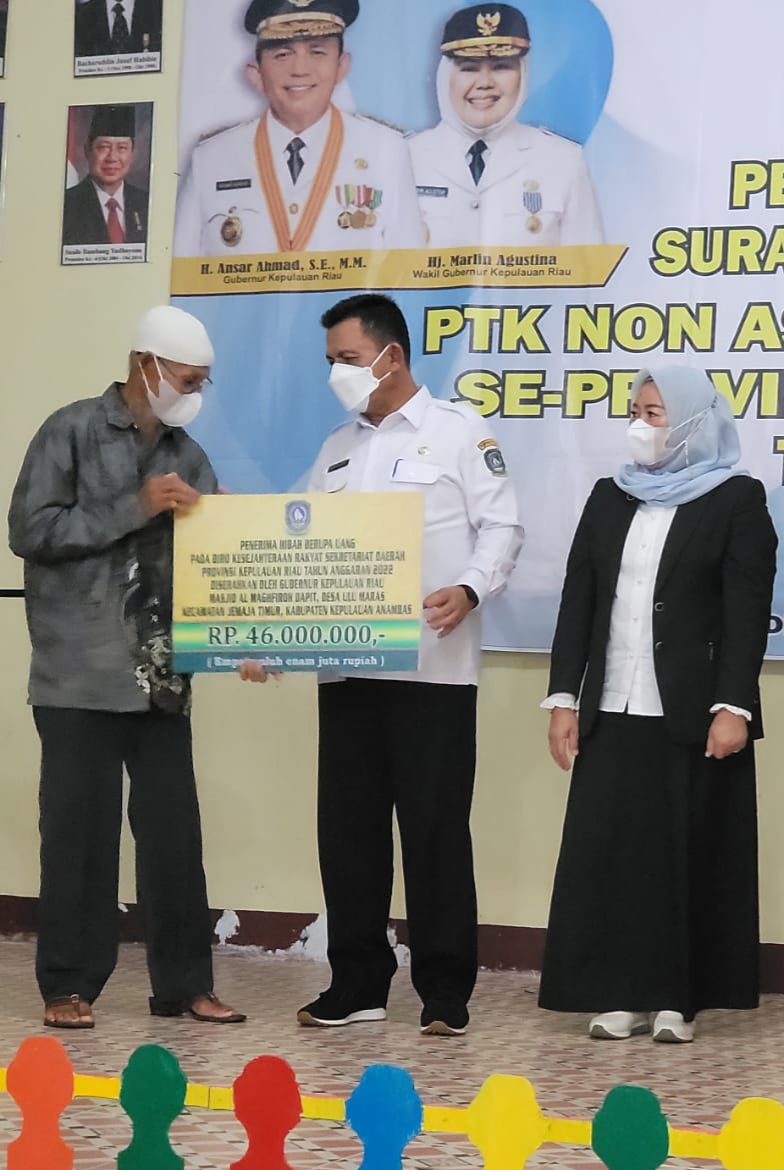 Gubernur Ansar Serahkan Bantuan Hibah Kegiatan Keagamaan Rp851 Juta di Anambas