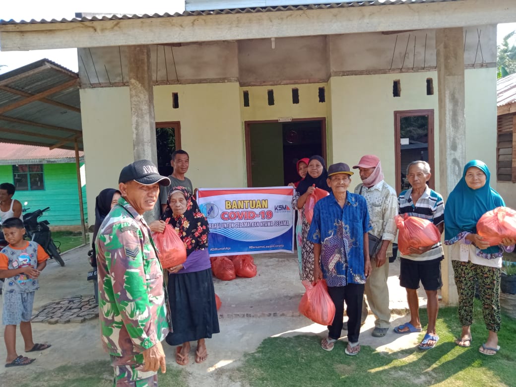 Babinsa Bukit Nenas Serahkan Bantuan ke Masyarakat 