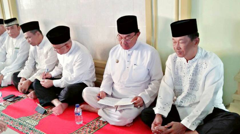 Bersama Ribuan Masyarakat, Bupati Inhil dan Gubri Turut Hadiri Haul Syekh Abdurrahman Siddiq Ke-80