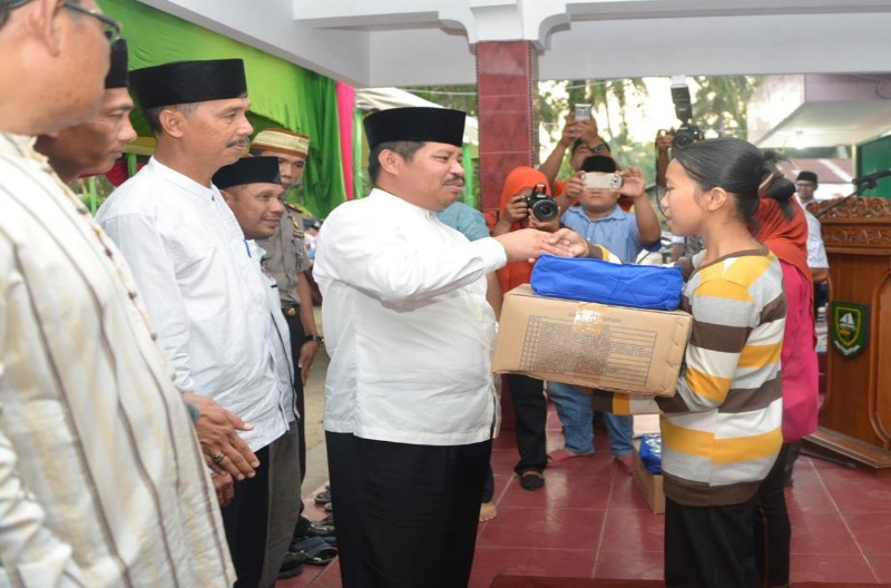 Safari Ramadhan di Talang Muandau,  Amril Mukminin Bantu Korban Amukan Gajah