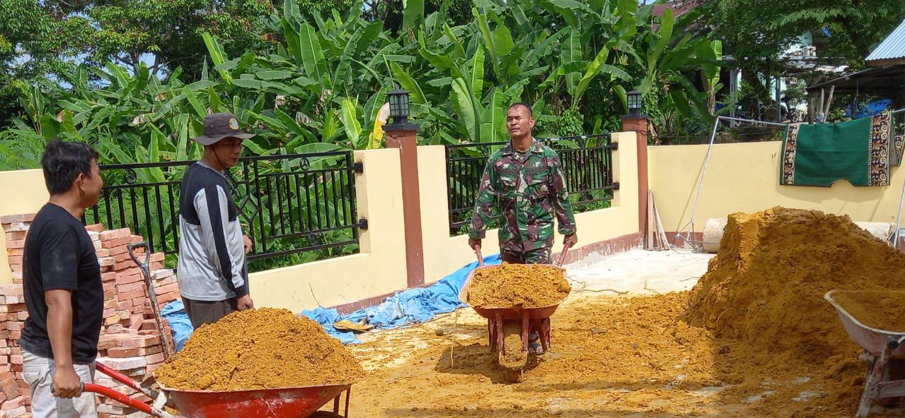 Bersama Masyarakat, Pelda Riadi Sembiring Laksanakan Giat Pelebaran Musholla