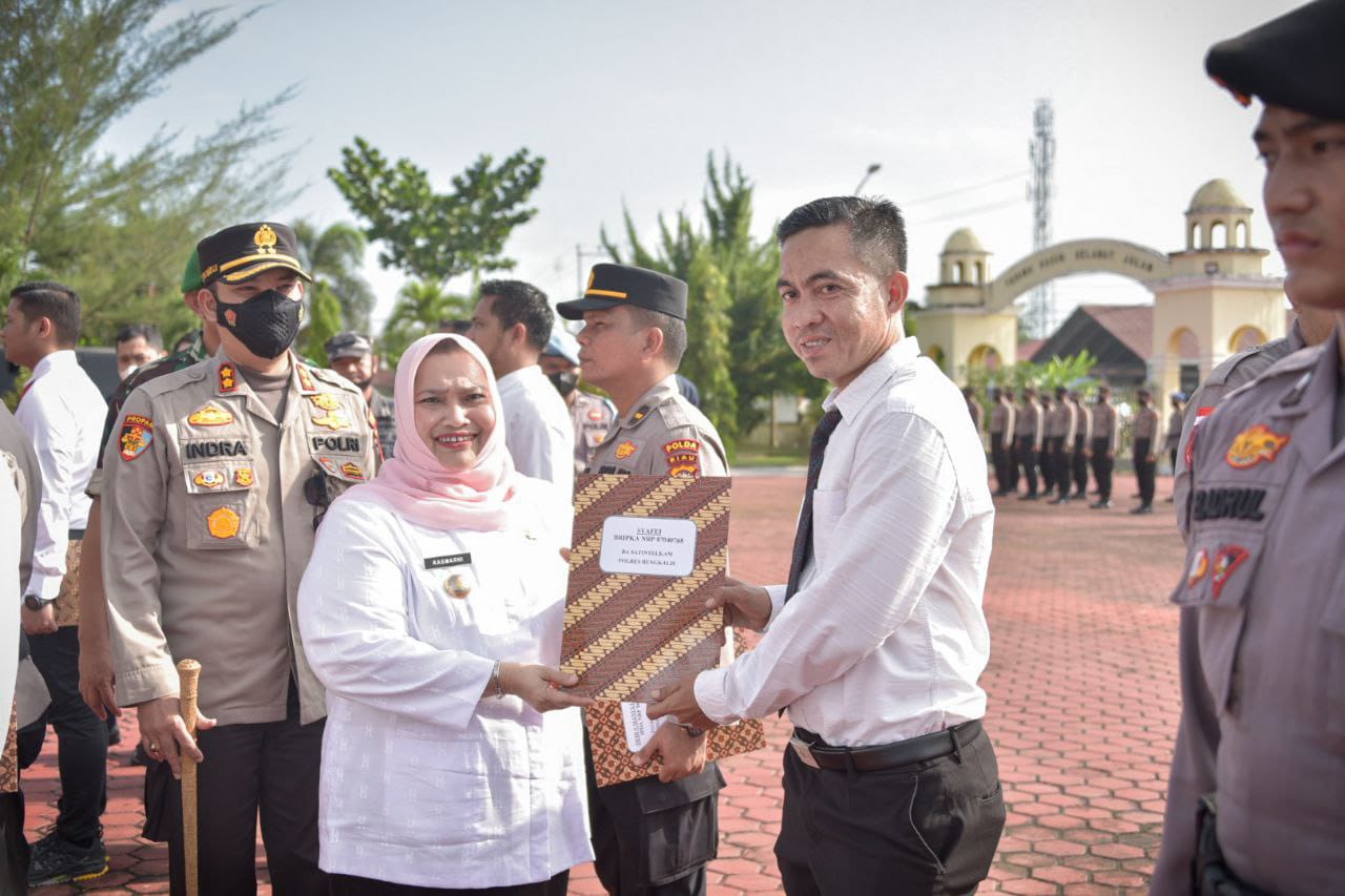 Bupati Kasmarni Serahkan Penghargaan Kepada 105 Personil Polres dan Pegawai Kantor Imigrasi Berprest