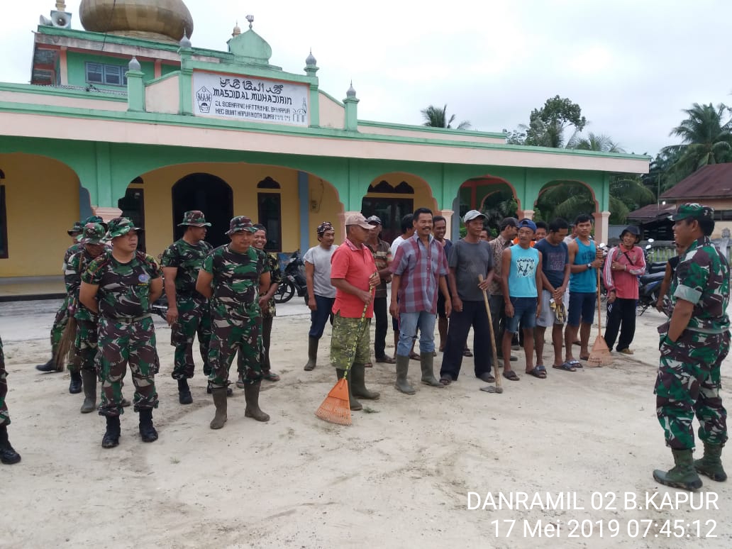 Koramil 02/Bukit Kapur Laksnakan Gotong Royong di Mesjid