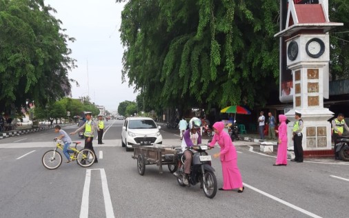 Sambil Razia, Satlantas Polres Bengkalis Berbagi Takjil