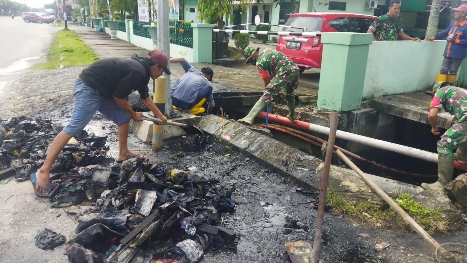 Serda Ahmad Junaidi dan Masyarakat Bersihkan Selokan