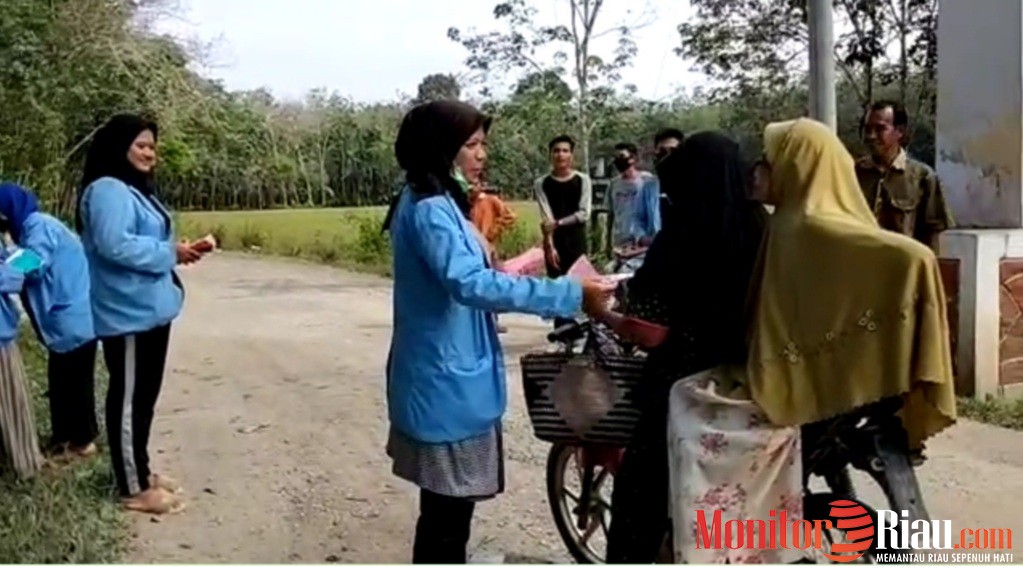 Tim Kukerta Balek Kampung UNRI 2020 Bagikan Masker di Desa Tanjung Beludu