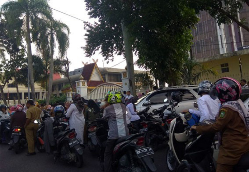 Terlambat, Ratusan ASN dan THL Pemprov Riau tak Ikut Apel