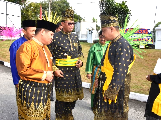 Bupati Bengkalis, Amril Hadiri Penabalan Datuk Setia Amanah Gubri
