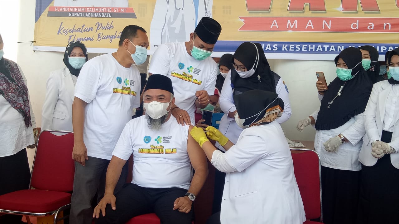 Bupati Andi Suhaimi Orang Pertama Mendapat Suntikan Vaksinasi Covid-19 di Labuhanbatu