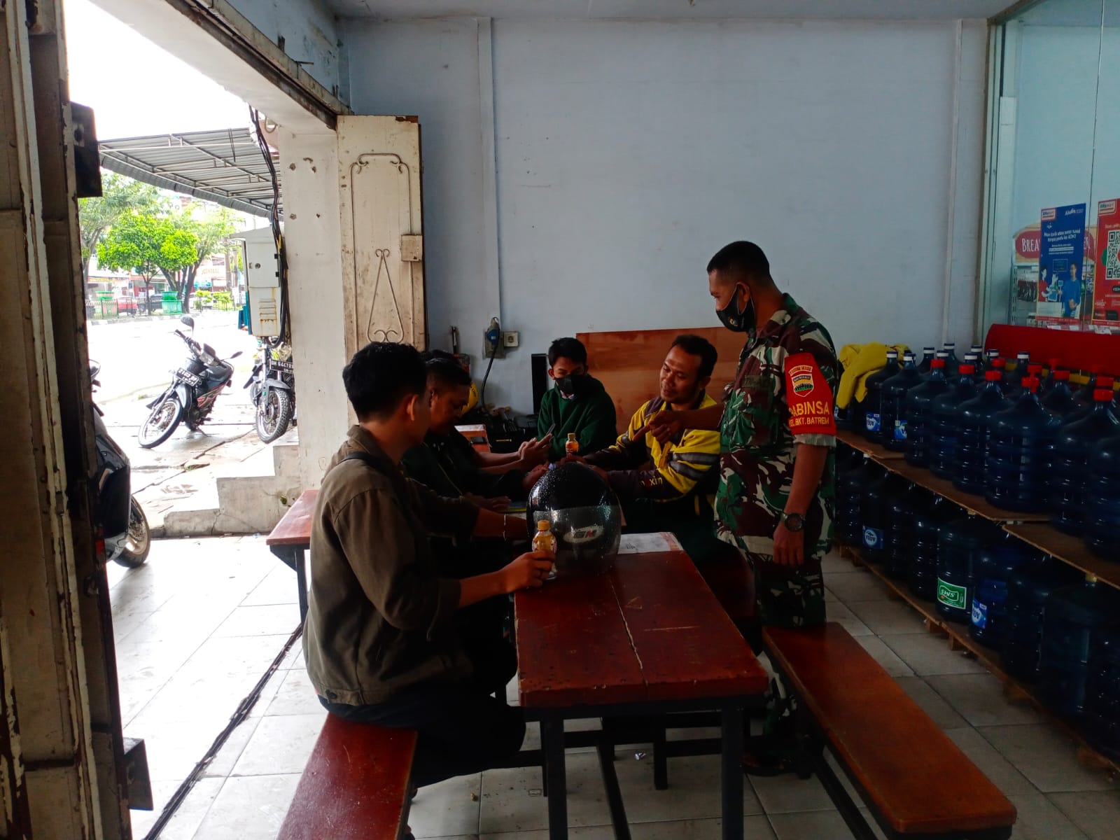 Datangi Pusat Perbelanjaan, Ini Yang Dilakukan Oleh Serma Azman