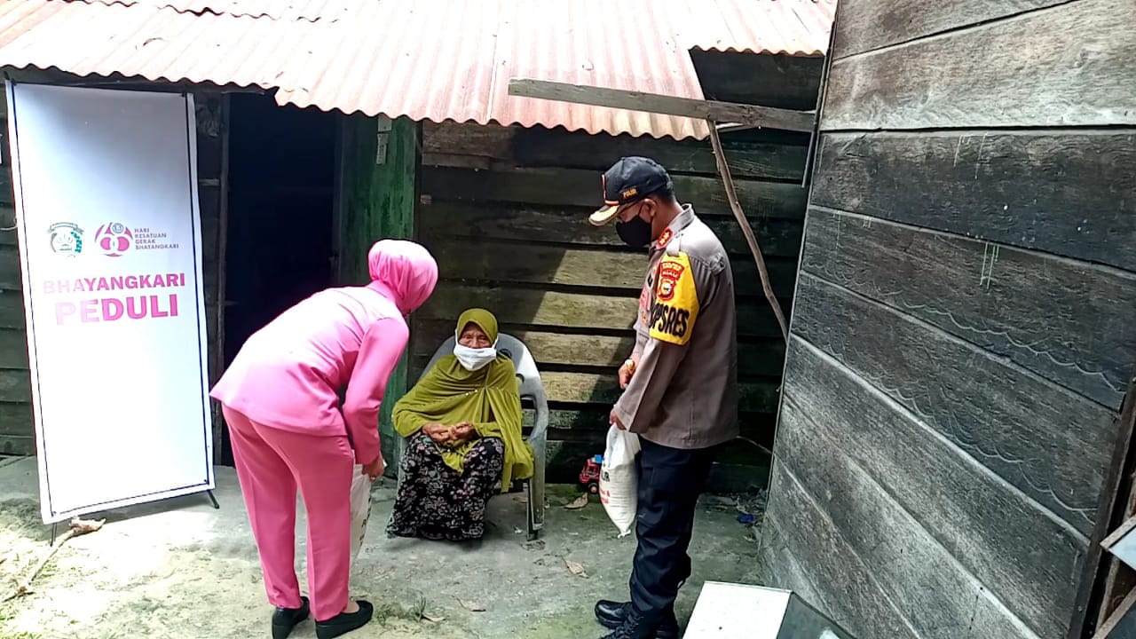 HUT RI Ke-75, Polres Rohil Gelar Bansos Polri Peduli Di Seluruh Polsek