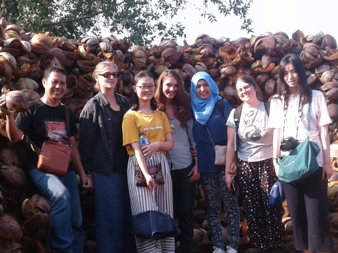 Mahasiswa Swedia Ke Inhil Lihat Pengolahan Sabut Kelapa