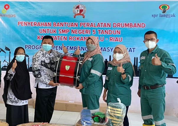 PT SPR Langgak Beri Drumband kepada SMP 5 Tandun