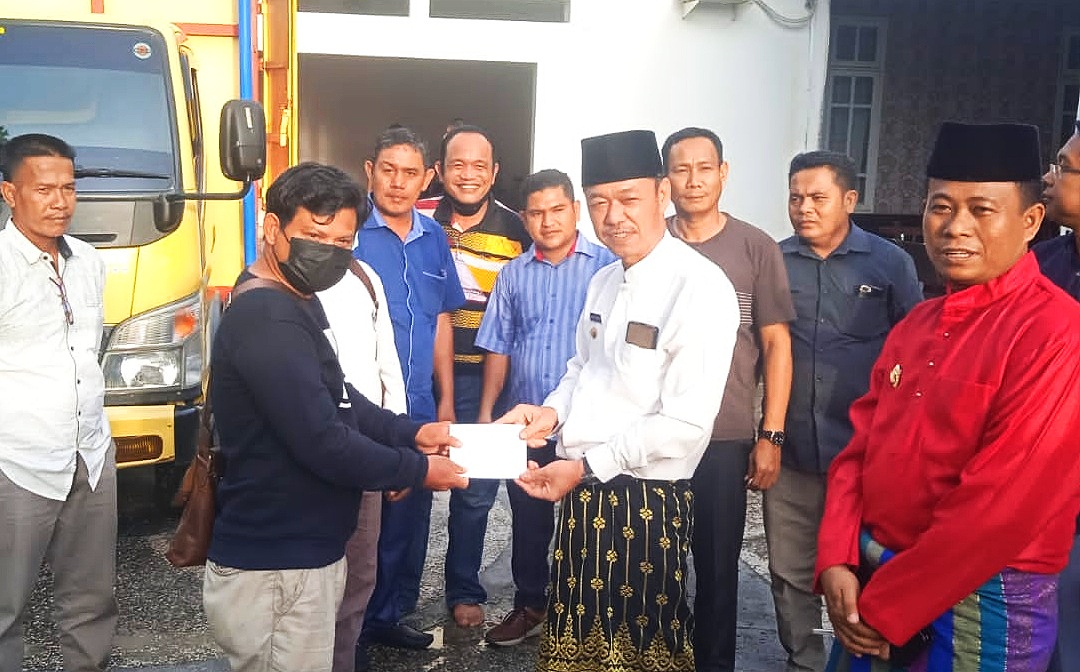 Ditengah COVID-19, Bupati Rohil dan Wakilnya Bantu Uang Tunai untuk Wartawan