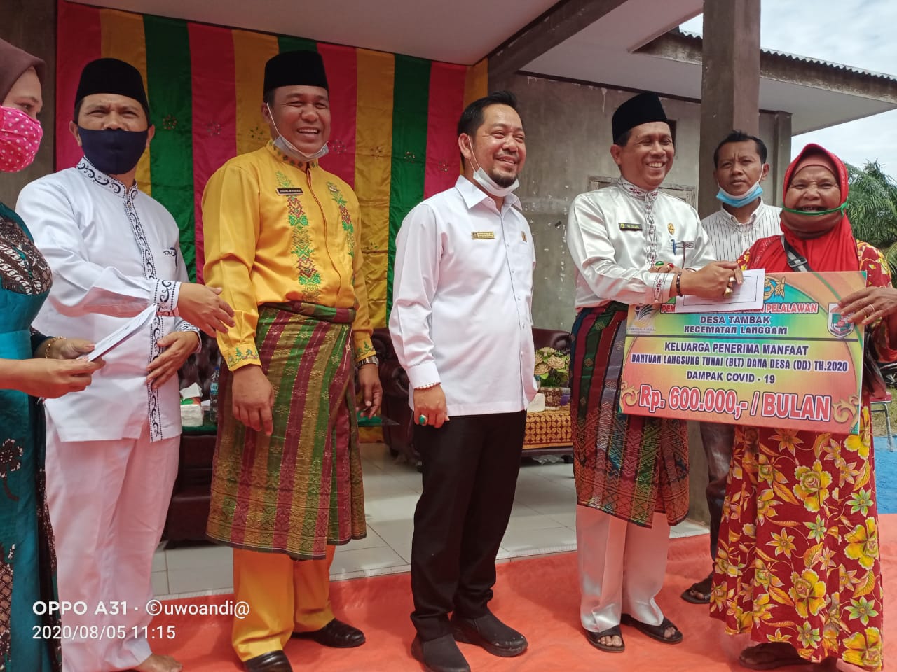 Pemerintah Kecamatan Langgam Serahkan BLT DD Tahun 2020 di Desa Tambak