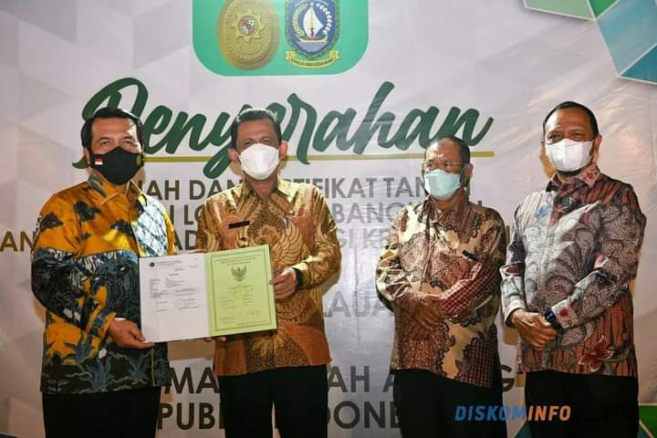 Gubernur Ansar Serahkan Sertifikat Lahan Kepada Ketua MA RI H.M. Syarifuddin