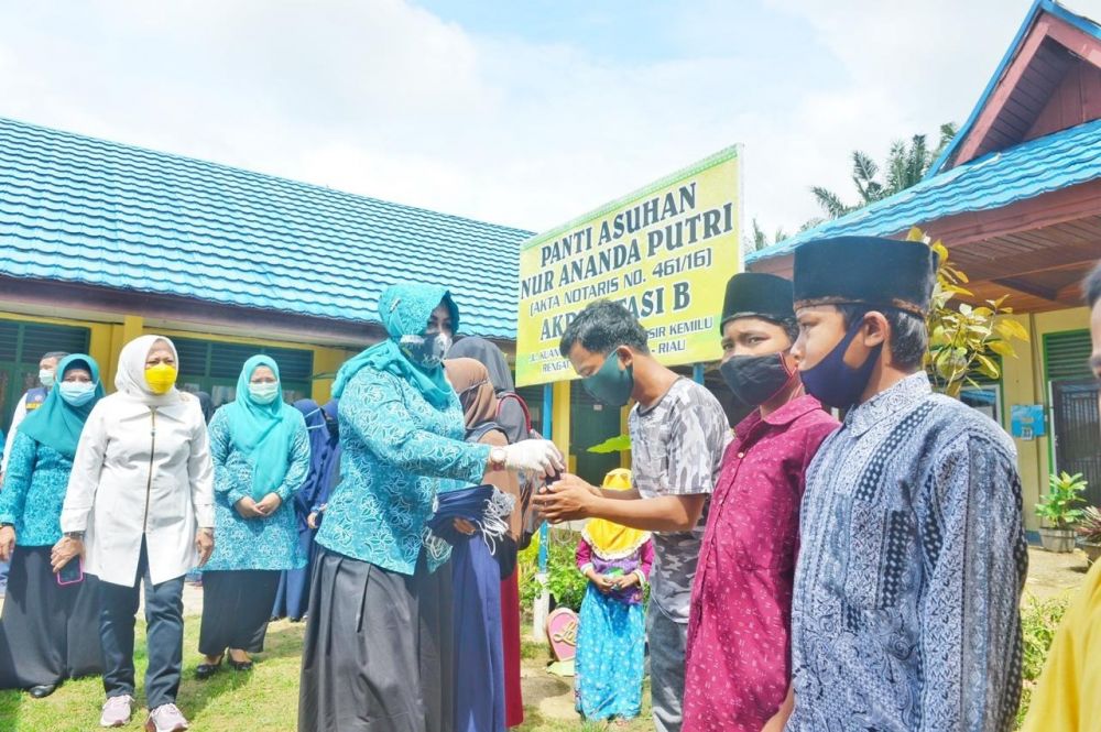 TP PKK Provinsi Riau Serahkan 10.000 Masker Kain dan Sembako di Inhu