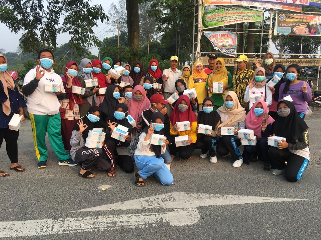 Golkar Dumai Bagikan 10.000 Masker di Dua Titik Lokasi