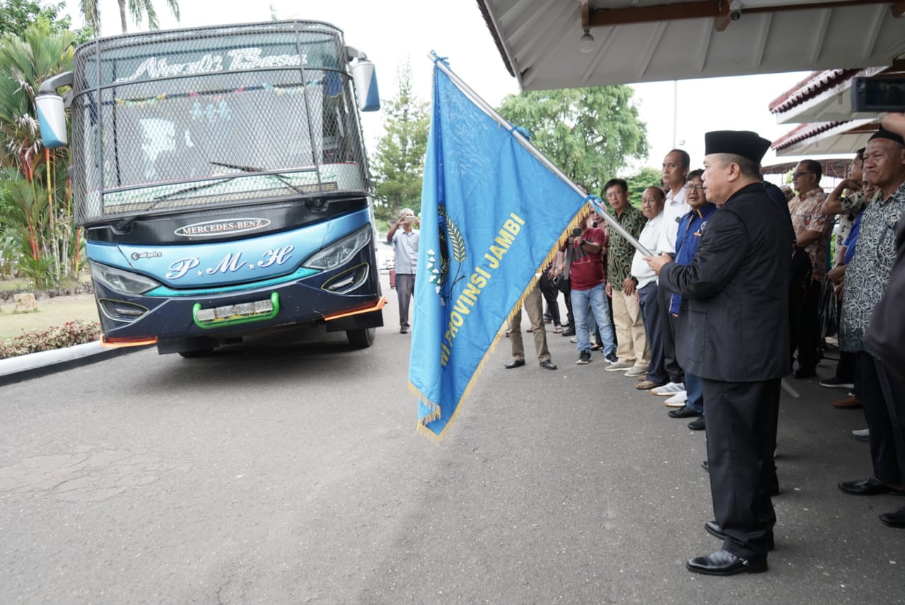 Al Haris Lepas Kontingen PWI Jambi Ke HPN 2023 di Medan