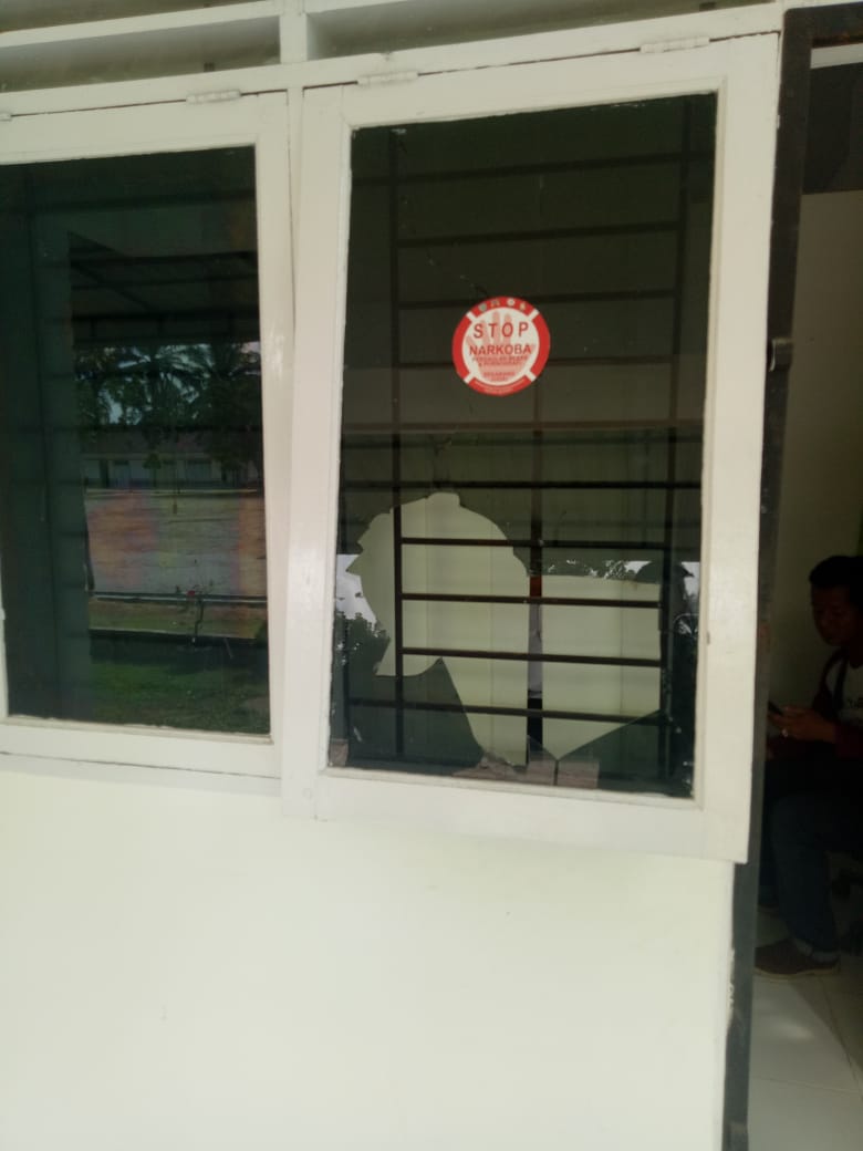 Sakit Hati, Anak Mantan Kadis DP3A Pecahin Kaca Kantor