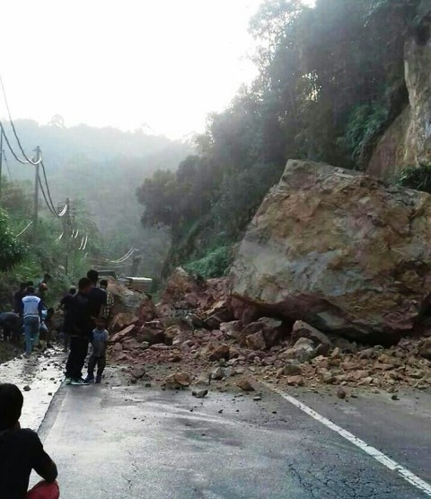 Jalan Lintas Riau-Sumbar Longsor Lagi