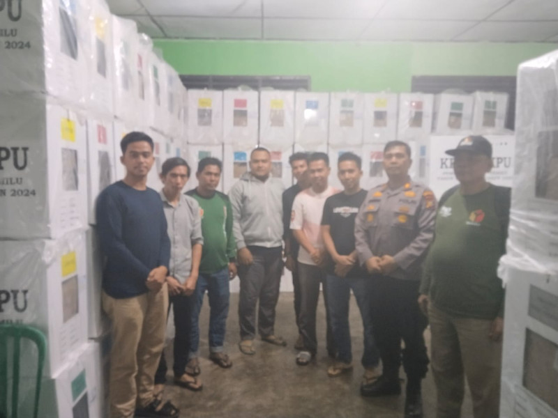 Polsek Pangean Laksanakan Pengamanan dan Pengawalan Pergeseran Logistik Pemilu 2024 dari seluruh PPS ke PPK