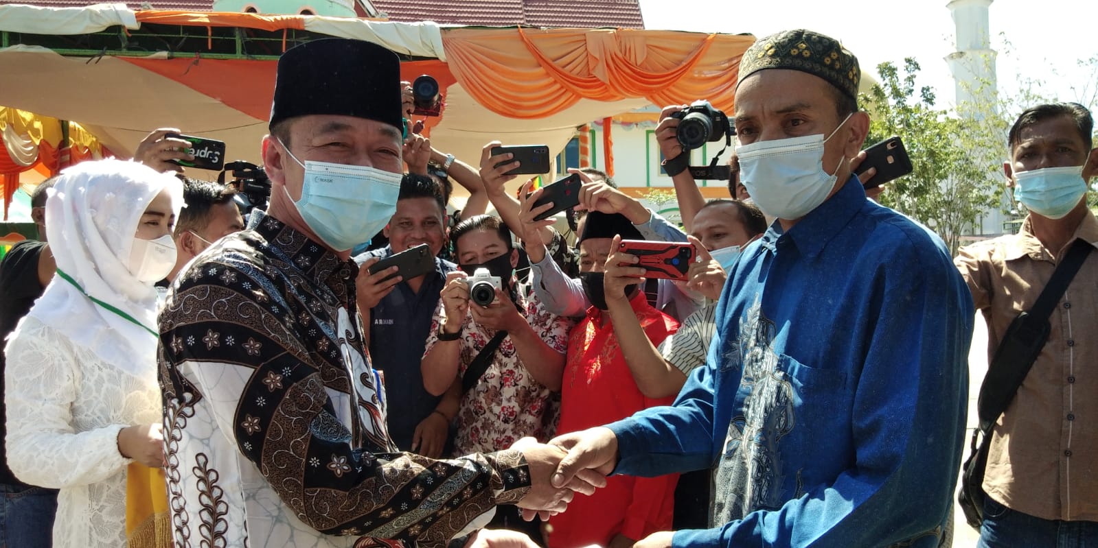 Bupati Rohil Serahkan Bantuan Sosial Kepada Petugas Kebersihan