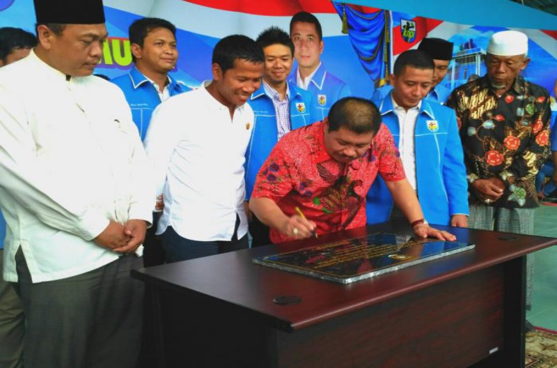 Penandatanganan prasasti peresmian gedung DPD KNPI Bengkalis oleh Bupati Amril Mukminin