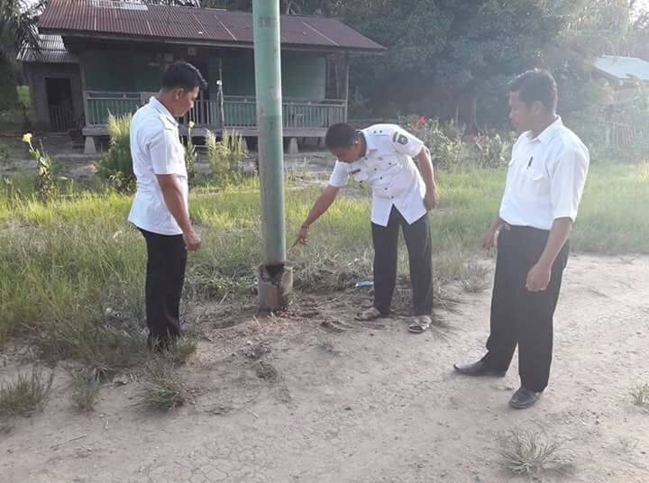 ALAMAK...!!! Tiang Listrik Desa Titi Akar Keropos...???