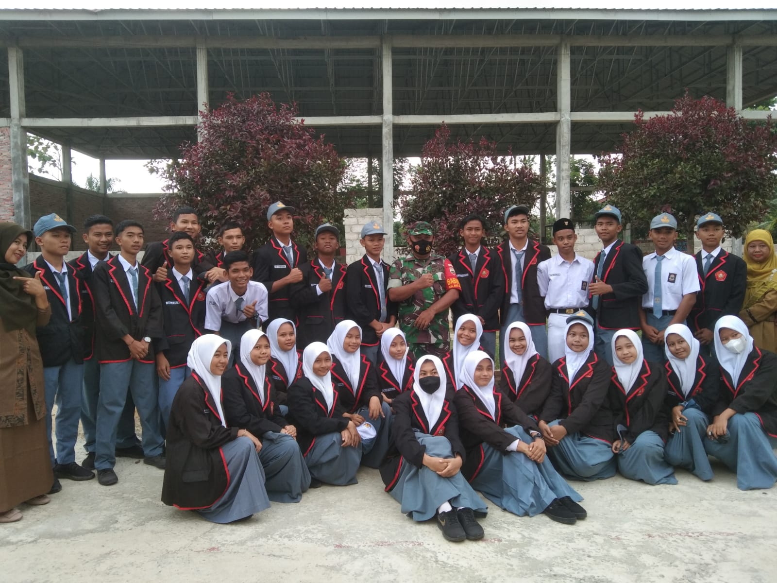 Babinsa Hadiri Upacara di SMAN 3 Bukit Kapur
