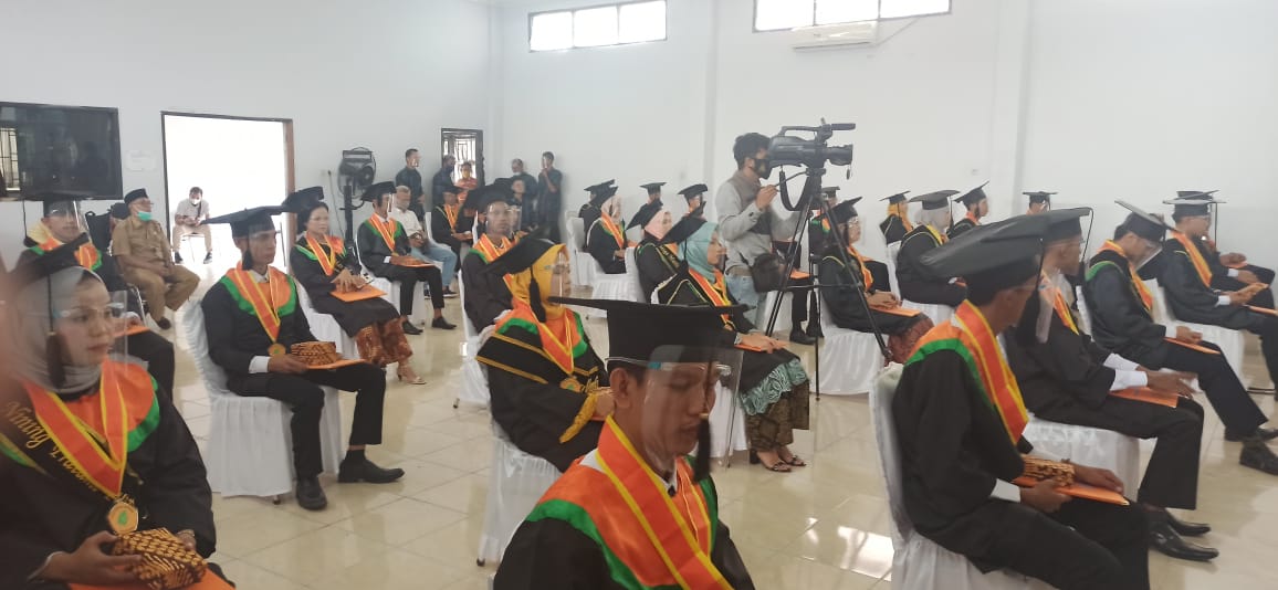 Mahasiswa AKNP Diwisudakan