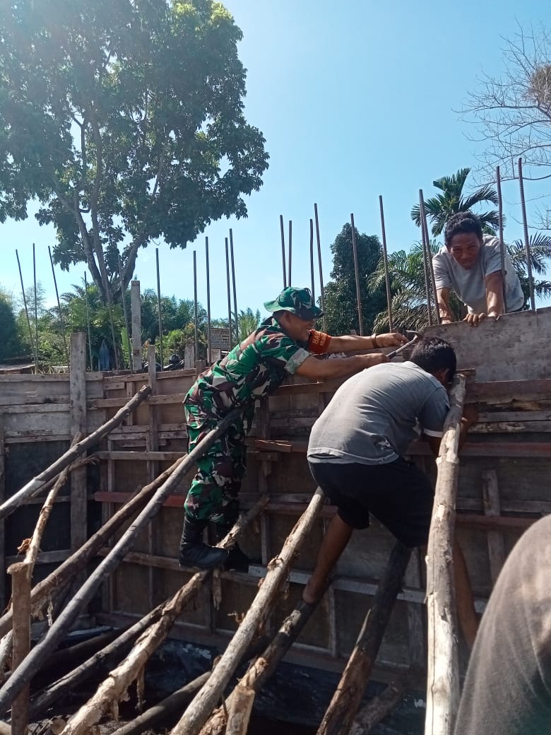 Sertu Heriyanto Bantu Masyarakat Membangun Jembatan