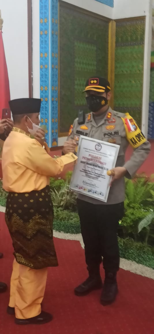 Kapolres Pelalawan Terima Penghargaan Dari Komnas PA