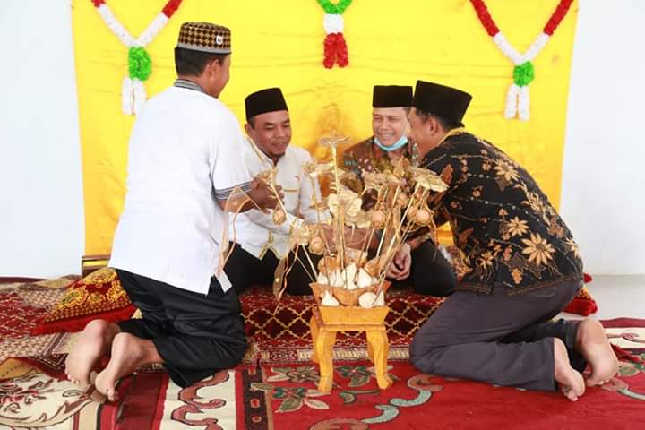 Bupati Labuhanbatu Mendapat Penghormatan Adat Batak Sebagai Penyemangat